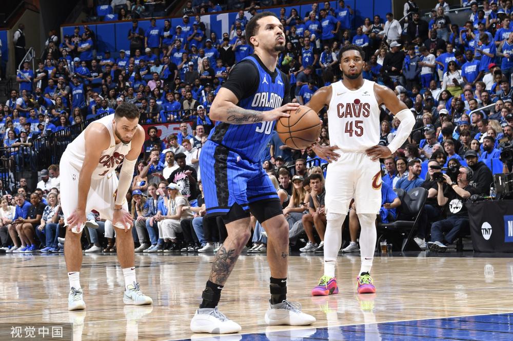 她在短短两 她在短短两